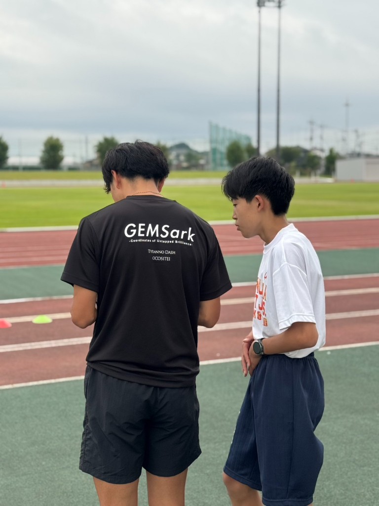 選手と話し合うGEMSarkのコーチ