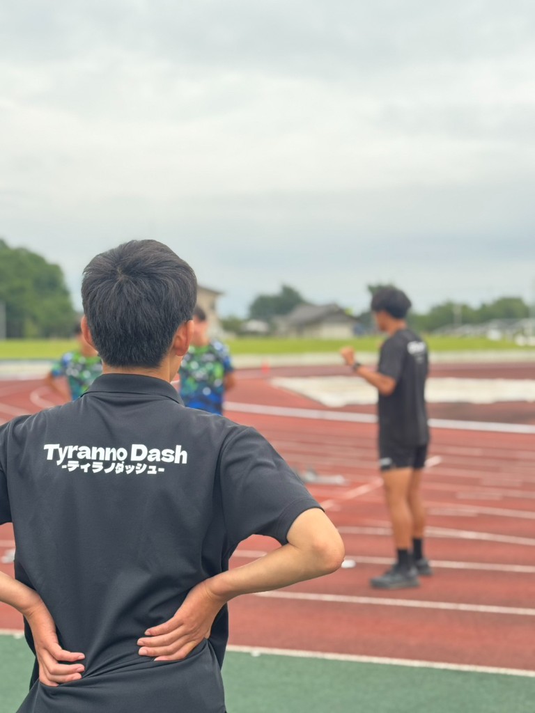 トラックで選手の様子を見るGEMSark